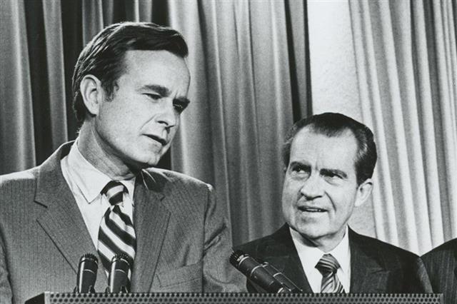 조지 H W 부시와 닉슨 (부시를 유엔주재 대사로 발표하는 장면). 모이니핸, 슐츠, 부시 세 사람 모두 한 시대 미국을 주름잡았던 인물인데, 모두 닉슨에 의해 성장했다는 공통점이 있다.