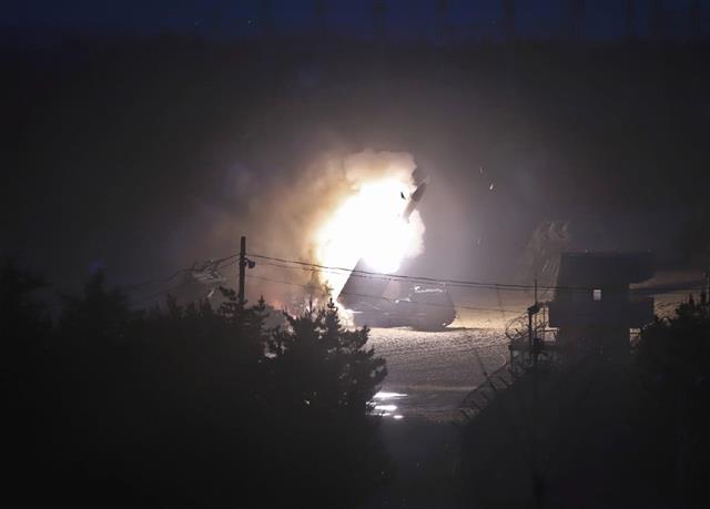 한미 양국 군이 북한의 단거리탄도미사일 8발 발사 무력도발 대응 차원으로 6일 지대지미사일 에이태큼스(ATACMS) 8발을 동해상으로 쐈다.  합동참모본부에 따르면 우리 군과 주한미군은 이날 오전 4시45분쯤부터 약 10분 동안 에이태큼스 8발을 동해상으로 발사했다. 우리 군이 7발, 미군이 1발을 발사한 것으로 알려졌다. 2022.6.6 주한미군 제공