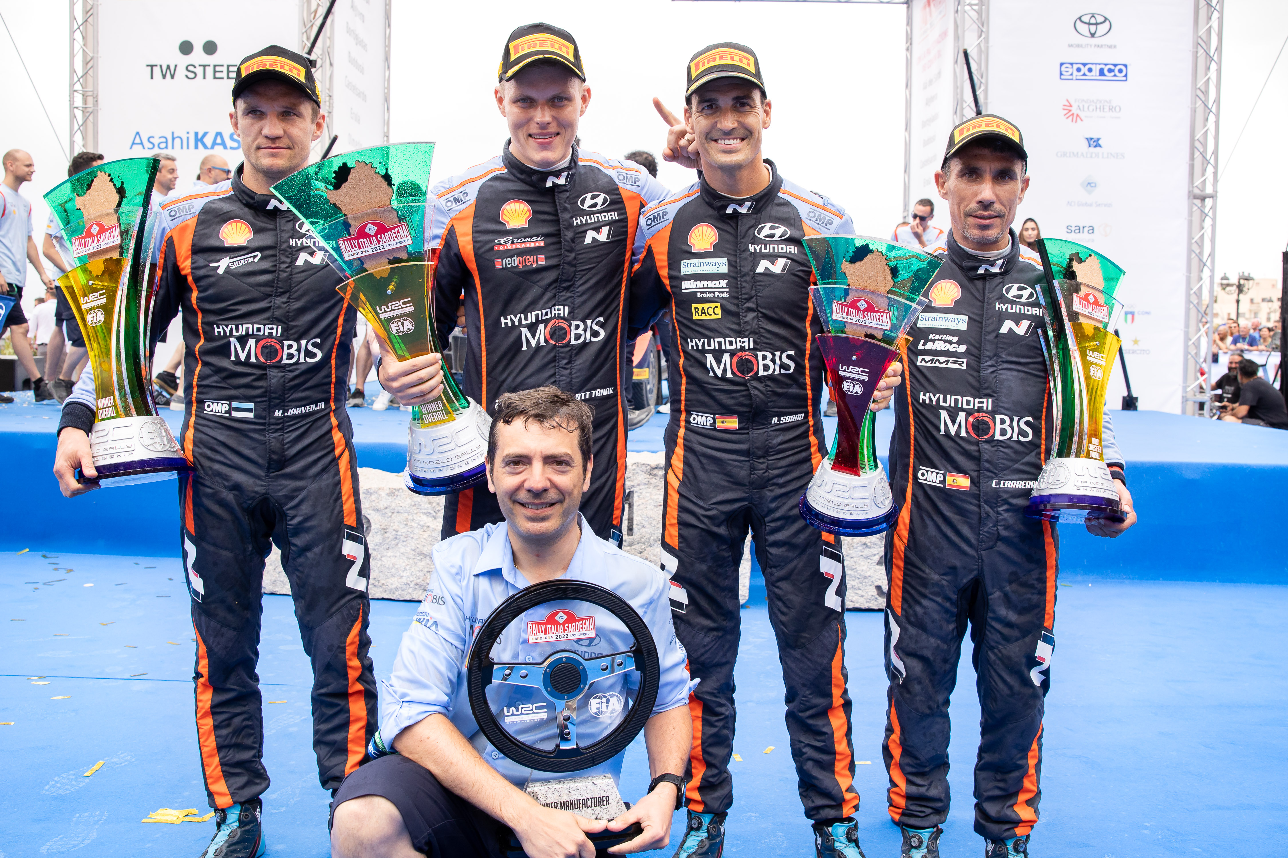 이탈리아에서 열린 2022 WRC 5차 대회에서 수상자들이 기념촬영 하고 있는 모습. (뒷줄 왼쪽부터 우승을 차지한 현대 월드랠리팀 보조 드라이버 마틴 야르베오야(Martin Järveoja), 드라이버 오트 타낙(Ott Tänak), 3위를 차지한 드라이버 다니 소르도(Dani Sordo), 보조 드라이버 칸디도 카레라(Candido Carrera)) 현대차 제공