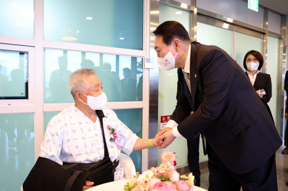 윤석열 대통령이 6일 서울 강동구 중앙보훈병원을 방문해 입원 치료 중인 국가유공자들을 위로하고 있다. 2022.6.6  대통령실 제공