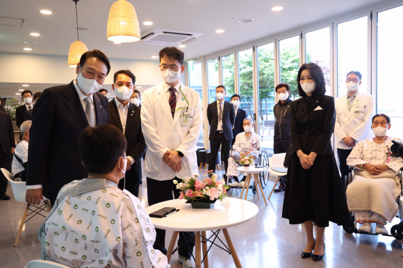 윤석열 대통령이 6일 서울 강동구 중앙보훈병원을 방문해 입원 치료 중인 국가유공자들을 위로하고 있다. 2022.6.6  대통령실 제공