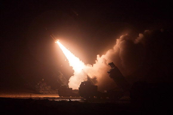 북한이 지난 5일 단거리탄도미사일(SRBM) 8발을 쏘는 도발을 하자 한미 연합군이 6일 지대지미사일 에이태큼스(ATACMS) 8발(한국군 7발, 미군 1발)을 동해상으로 시험 발사했다. 합동참모본부 제공