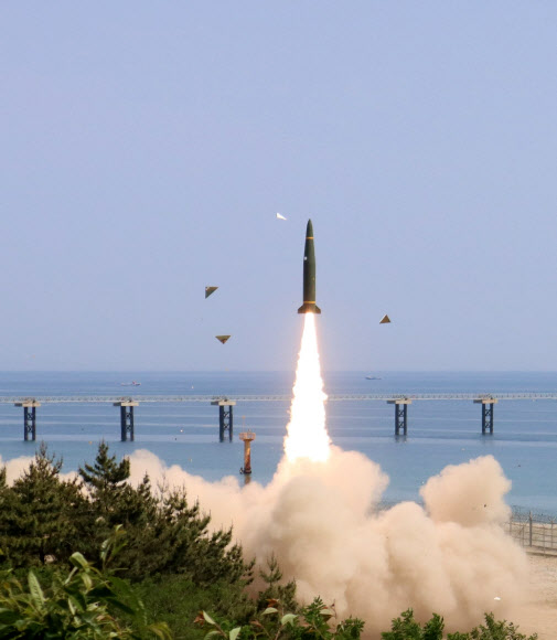 한미 군 당국이 북한의 지난달 25일 대륙간탄도미사일(ICBM) 도발에 대한 대응 성격으로 동해상에 한국군의 현무2 미사일을 발사하고 있다. 합동참모본부 제공