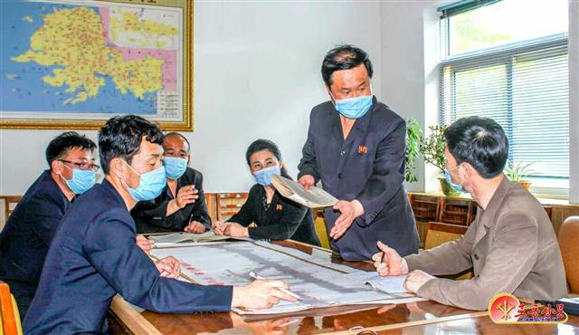 가뭄 피해 대책 논의하는 북한 황해남도 당 위원회 일꾼들