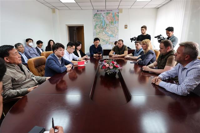 이준석 국민의힘 대표, 우크라이나 부차 현장시찰 후 간담회
