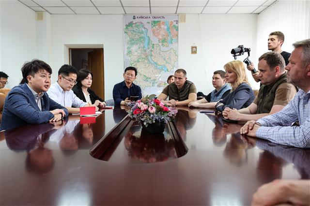 우크라이나 부차 지역서 간담회 갖는 이준석 與 대표