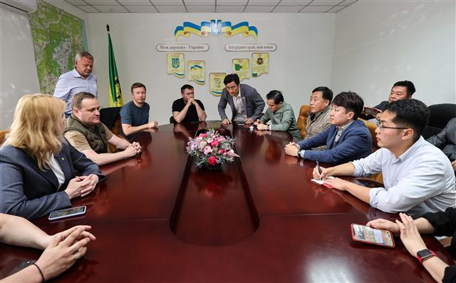 우크라이나 부차 현지 간담회 갖는 이준석 국민의힘 대표