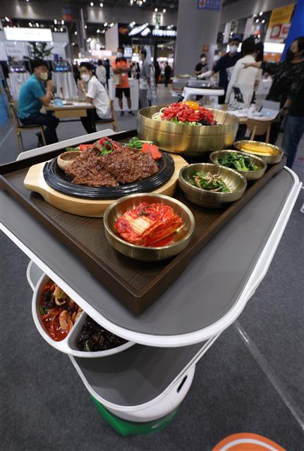 ‘서빙 로봇이 나갑니다’