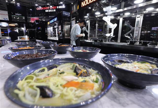 음식도 로봇 시대