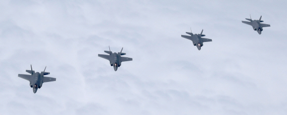 한미 동맹이 7일 북한의 지속적인 탄도미사일 도발에 대응하는 공중무력시위 비행을 하고 있다. 이번 한미 연합 공중무력시위 비행은 정밀유도무기를 장착한 한국 공군의 F-35A, F-15K, KF-16 전투기 16대와 미 공군의 F-16 전투기 4대가 참가한 가운데 서해상 공역에서 공격편대군을 형성해 적 위협에 압도적으로 대응하는 비행이다. 2022.6.7  합참제공