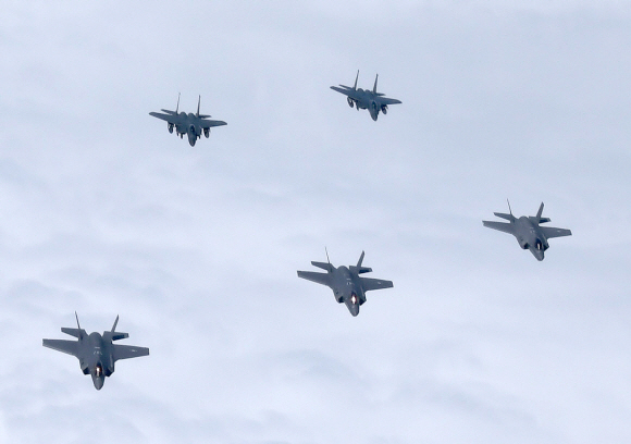 한미 동맹이 7일 북한의 지속적인 탄도미사일 도발에 대응하는 공중무력시위 비행을 하고 있다. 이번 한미 연합 공중무력시위 비행은 정밀유도무기를 장착한 한국 공군의 F-35A, F-15K, KF-16 전투기 16대와 미 공군의 F-16 전투기 4대가 참가한 가운데 서해상 공역에서 공격편대군을 형성해 적 위협에 압도적으로 대응하는 비행이다. 2022.6.7  합참 제공