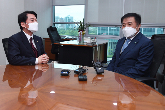 안철수 국민의힘 국회의원이 7일 서울 여의도 국회에서 이진복 대통령실 정무수석이 갖고 온 윤석열 대통령이 보낸 축하난을 전달받은 뒤 대화를 나누고 있다.2022. 6. 7  김명국 기자