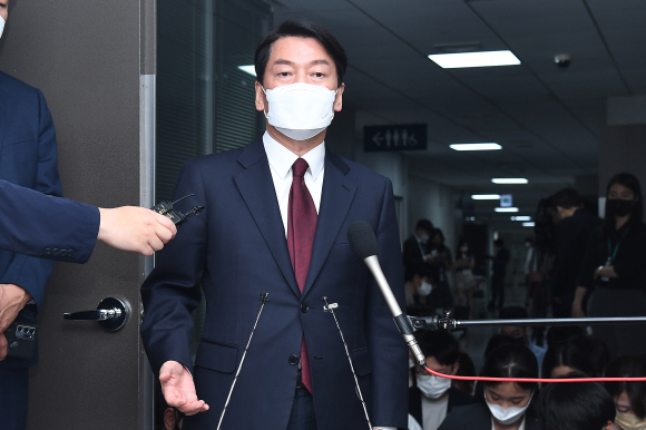 안철수 국민의힘 의원이 7일 서울 여의도 국회 의원회관 내 의원실로 첫 등원을 하며 취재진의 질문에 답하고 있다.2022. 6. 7  김명국 기자