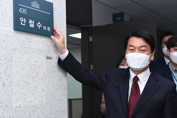 안철수 국민의힘 의원이 7일 서울 여의도 국회 의원회관 내 의원실에 명패를 달고 있다. 2022. 6. 7  김명국 기자
