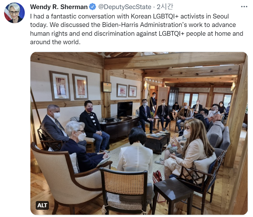 웬디 셔먼 미국 국무부 부장관이 성 소수자 인권의 달(프라이드 먼스·Pride Month)을 맞아 7일 서울 중구 주한미국대사관저에서 국내 성 소수자들과 간담회를 열었다. 그는 이날 자신의 트위터를 통해 현장 사진을 공유했다. 2022.06.07