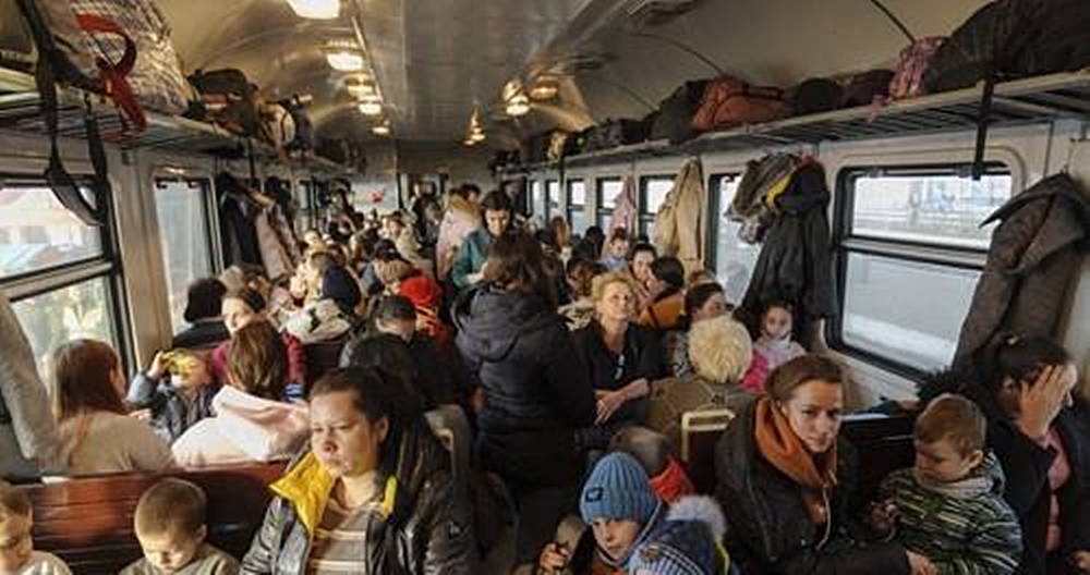 우크라이나 난민으로 빼곡한 폴란드행 피란 열차 객실. EPA연합뉴스DB