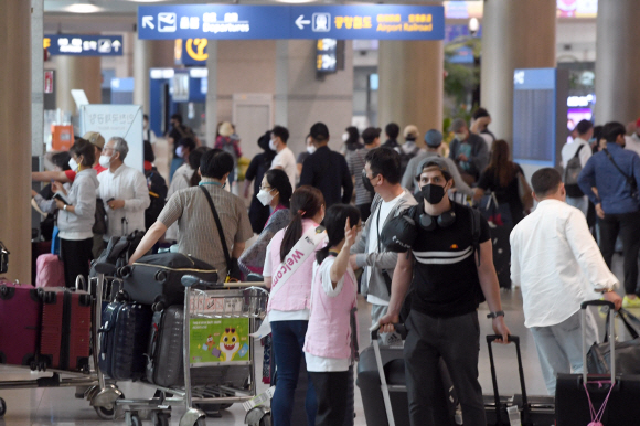 지난 7일 인천공항에서 여행객들이 입국 심사를 기다리는 모습. 박지환 기자