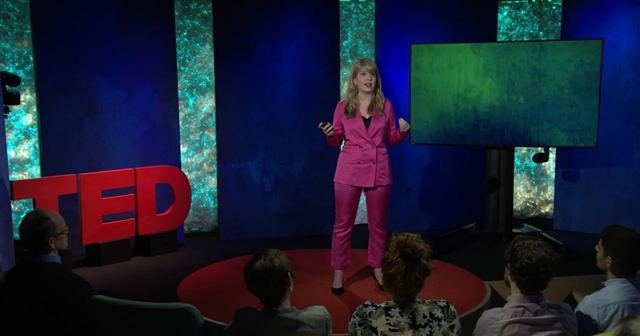 2019년 5월 과학 저술가인 브릿 브레이가 TED 뉴욕 강연에서 자연재해 속에서 자녀를 키우는 데 회의감을 보이며 출산파업 결정을 내리는 부부가 늘어난다고 발표하고 있다. TED 캡처