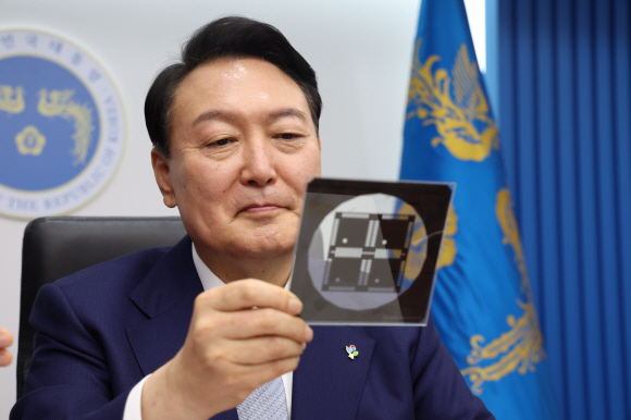 尹, 국무회의서 ‘반도체 열공’ 주문… “장관들도 과외 받아라”