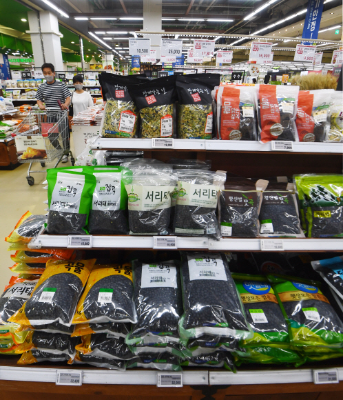 글로벌 식량·육류 가격이 역대급으로 치솟으면서 경고음이 커지는 가운데 7일 서울시내 한 대형마트 곡물 코너에 상품이 진열돼 있다. 안주영 전문기자