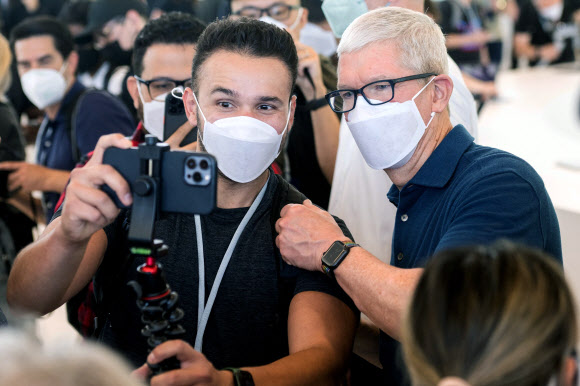 팀 쿡(오른쪽) 애플 최고경영자(CEO)가 6일(현지시간) 미국 캘리포니아주 쿠퍼티노의 애플 본사 애플파크에서 열린 ‘세계개발자대회(WWDC) 2022’에서 행사 참석자와 함께 사진을 찍고 있다. 2022.6.6 AFP 연합뉴스