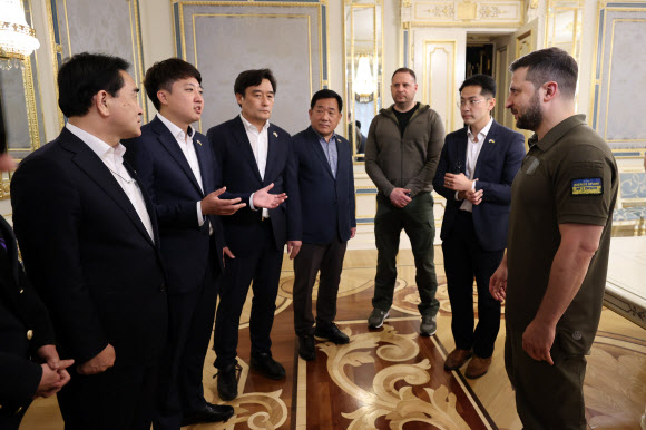 우크라이나를 방문한 국민의힘 이준석 대표가 6일(현지 시각) 볼로디미르 젤렌스키 우크라이나 대통령과 만나 인사하고 있다. 2022.6.8  국민의힘 제공