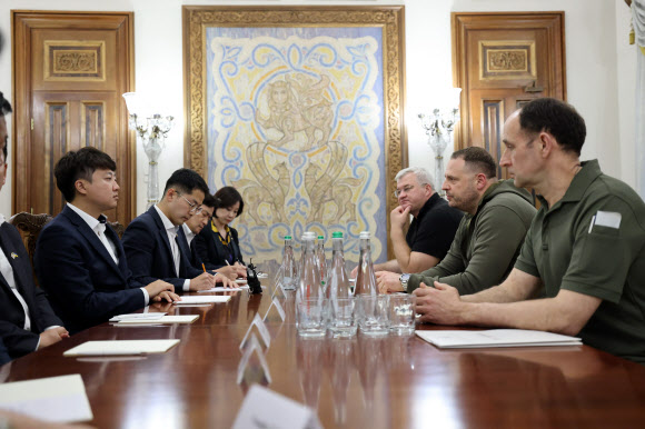 우크라이나를 방문한 국민의힘 이준석 대표가 6일(현지 시각) 볼로디미르 젤렌스키 우크라이나 대통령 측 인사들과 회담을 하고 있다. 2022.6.8  국민의힘 제공