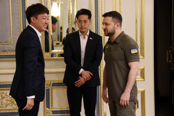 우크라이나를 방문한 국민의힘 이준석 대표가 6일 볼로디미르 젤렌스키 우크라이나 대통령과 만나 인사하고 있다. 2022.6.8  국민의힘 제공