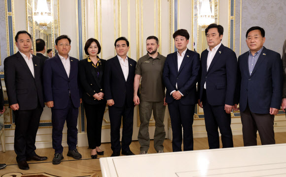 우크라이나를 방문한 국민의힘 이준석 대표가 6일(현지 시각) 볼로디미르 젤렌스키 우크라이나 대통령과 만나 기념촬영하고 있다. 2022.6.8  국민의힘 제공