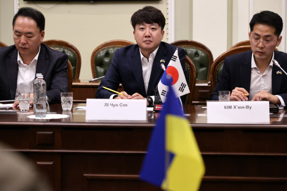 우크라이나를 방문한 국민의힘 이준석 대표와 대표단이 6일(현지 시각) 우크라이나 국회를 방문, 회담을 하고 있다. 2022.6.8  국민의힘 제공