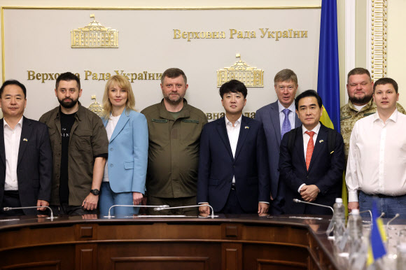 우크라이나를 방문한 국민의힘 이준석 대표와 대표단이 6일 우크라이나 국회를 방문, 기념촬영을 하고 있다. 2022.6.8  국민의힘 제공