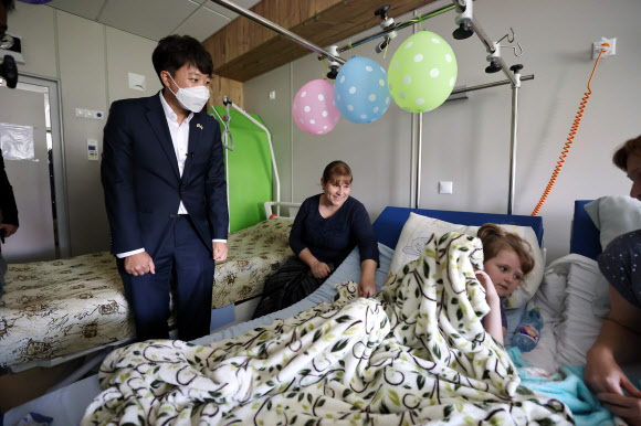 우크라이나를 방문한 국민의힘 이준석 대표가 6일 우크라이나 키이우 어린이병원을 방문, 병원을 둘러보고 있다. 2022.6.8  국민의힘 제공