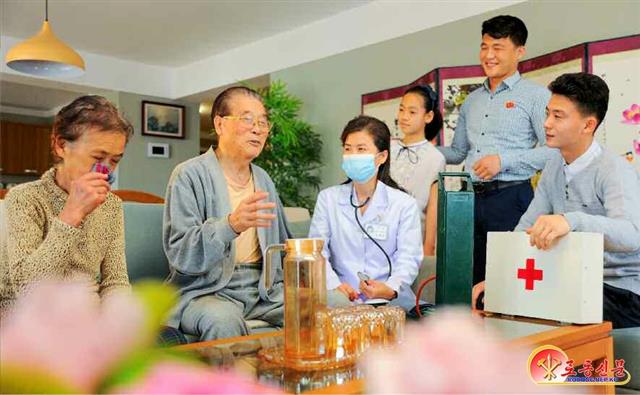 가정방문한 북한 의료 일꾼들…코로나19 속 결속 추동