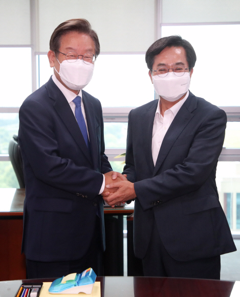 이재명 더불어민주당 국회의원이 8일 오후 서울 여의도 국회 의원회관 내 의원실에서 김동연 경기도지사 당선인과 만나 악수를 하고 있다.2022. 6. 8  정연호 기자