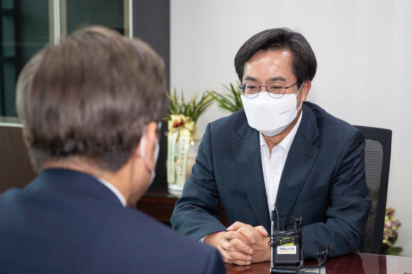 김동연 경기도지사 당선인이 8일 서울 여의도 국회 의원회관을 찾아 이재명 더불어민주당 의원과 환담하고 있다. 2022. 6. 8  정연호 기자