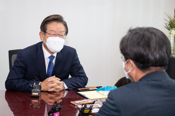 이재명 더불어민주당 의원이 8일 서울 여의도 국회 의원회관 자신의 사무실을 찾은 김동연 경기도지사 당선인과 환담하고 있다. 2022. 6. 8  정연호 기자