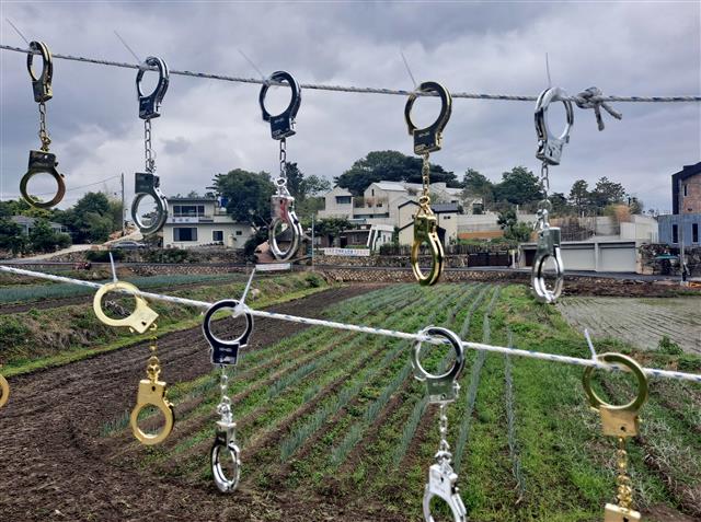 文 전 대통령 사저 앞 집회 현장에 걸린 모형 수갑