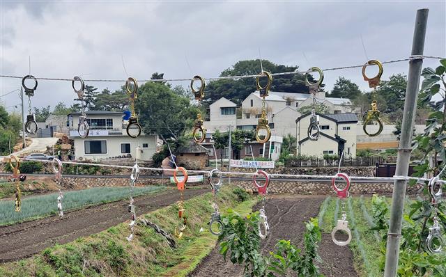 모조 수갑 걸린 문재인 전 대통령 사저 주변