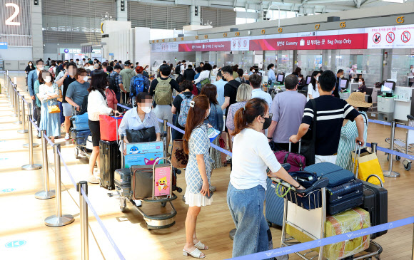 코로나19 확산으로 축소됐던 인천국제공항 국제선 운항이 정상화된 8일 오후 인천국제공항 제1여객터미널 출국장 탑승수속 카운터가 붐비고 있다. 이날 0시부터 도착편수 제한과 비행금지시간 등 국제선 증편 주요 규제들이 모두 해제됐다. 또한 이날부터 해외 입국자의 격리 의무도 해제됐다. 하지만 검사는 현행대로 입국 전·후 2회를 유지되며 입국 전에는 유전자증폭(PCR) 검사나 전문가용 신속항원검사를, 입국 후에는 3일 이내 PCR 검사를 받아야 한다. 2022.6.8  연합뉴스