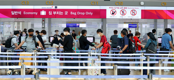 코로나19 확산으로 축소됐던 인천국제공항 국제선 운항이 정상화된 8일 오후 인천국제공항 제1여객터미널 출국장 탑승수속 카운터가 붐비고 있다. 이날 0시부터 도착편수 제한과 비행금지시간 등 국제선 증편 주요 규제들이 모두 해제됐다. 또한 이날부터 해외 입국자의 격리 의무도 해제됐다. 하지만 검사는 현행대로 입국 전·후 2회를 유지되며 입국 전에는 유전자증폭(PCR) 검사나 전문가용 신속항원검사를, 입국 후에는 3일 이내 PCR 검사를 받아야 한다. 2022.6.8  연합뉴스