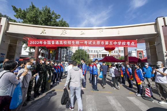중국판 수능시험인 가오카오가 시작된 지난 7일 산시성 타이위안에서 수험생들이 학부모들의 응원을 받으며 고사장으로 들어가고 있다. 타이위안 신화 뉴시스
