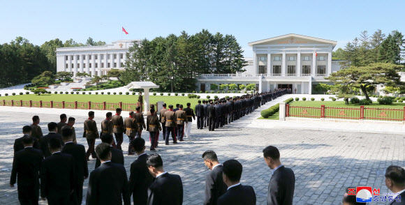 북한 노동당 중앙위원회 제8기 제5차 전원회의 확대회의가 8일 소집됐다고 조선중앙통신이 9일 보도했다. 김정은 노동당 위원장의 사회로 진행된 이번 회의에는 정치국 상무위원회 위원인 김덕훈, 조용원, 최룡해, 박정천, 리병철 등이 참가했다. 2022.6.9 연합뉴스