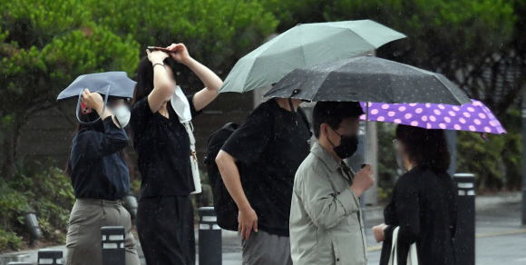 아침비가 내린 9일 서울 시청 인근도로에서 시민들이 우산을 쓴채 출근길을 재촉하고 있다. 2022.6.9 박지환기자