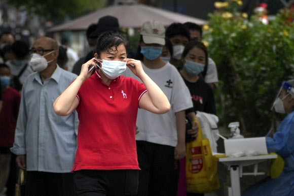 중국 베이징에서 한 여성이 코로나 검사를 받은 뒤 마스크를 쓰고 있다. 2022.6.9 AP 연합뉴스