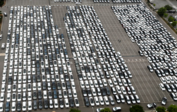 9일 오후 광주 서구 기아자동차 광주공장에서 생산된 자동차들이 차고지에 가득 놓여있다. 2022.6.9 연합뉴스