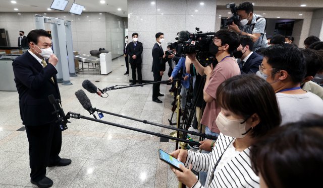 윤석열 대통령이 8일 서울 용산 대통령실 청사로 출근하며 취재진 질의에 답하고 있다. 2022.6.8 대통령실사진기자단