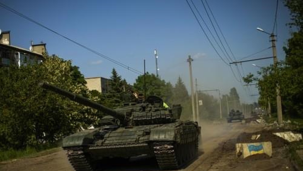 우크라이나군 탱크들이 지난 달 30일(현지시간) 동부 도네츠크주 거리에서 이동하고 있다. 2022.06.06 AP연합뉴스
