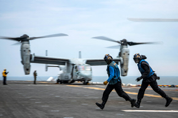 7일(현지시간) 러시아의 앞마당인 발트해에서 열린 북대서양조약기구(NATO·나토)의 ‘발톱스(Baltops) 22’ 훈련 중 승조원들이 비행 갑판 위를 뛰어다니고 있다.  AFP 연합뉴스