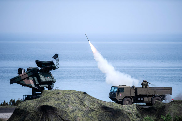 7일(현지시간) 폴란드 북서부 우스트카 공군 훈련장에서  ‘람슈타인 레거시 22’ 훈련 중 슬로바키아군이 지대공 미사일을 발사하고 있다. EPA 연합뉴스