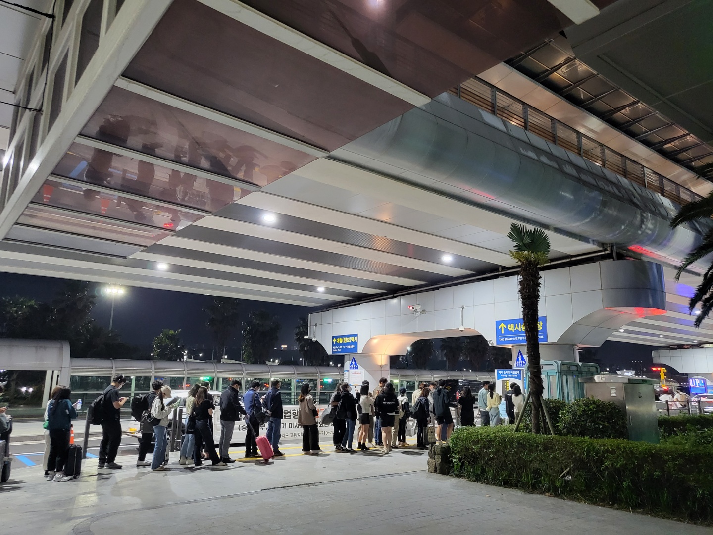 제주국제공항 택시정류장은 택시를 잡으려는 관광객들의 끝없는 행렬이 이어지고 있다.